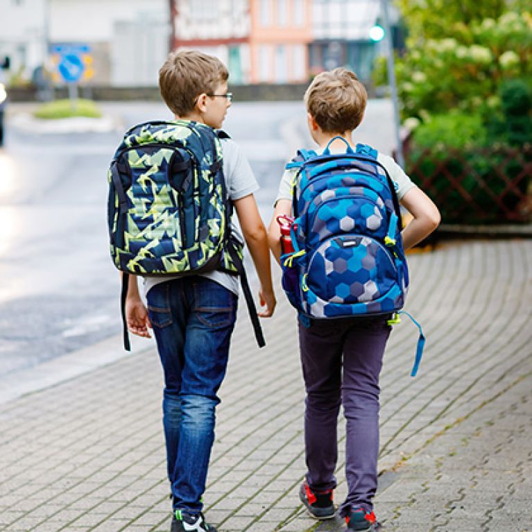 Ich gehe mit Freunden zur Schule – bei Regen halt mit Schirm