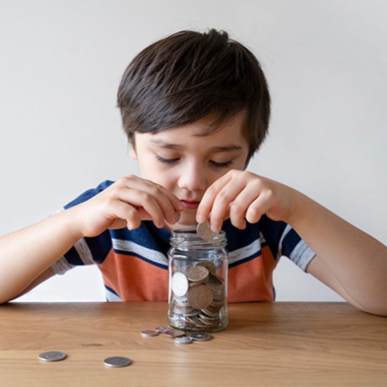 Ich kümmere mich mit anderen Kindern um eine Spendenaktion
